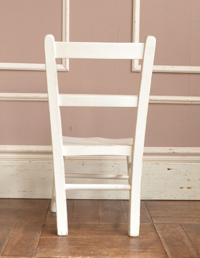ナチュラルカントリースタイル　アンティーク チェア　ペイントのアンティークチェア、大人も使えるチャイルドチェア。持ち運びも楽チンですよ。(k-1065-c)