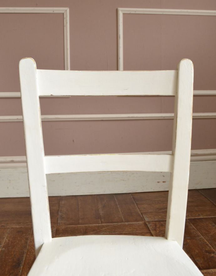 ナチュラルカントリースタイル　アンティーク チェア　ペイントのアンティークチェア、大人も使えるチャイルドチェア。キズや汚れ、木目や色は1脚1脚微妙に違いますが、どれもキレイに仕上げています。(k-1065-c)