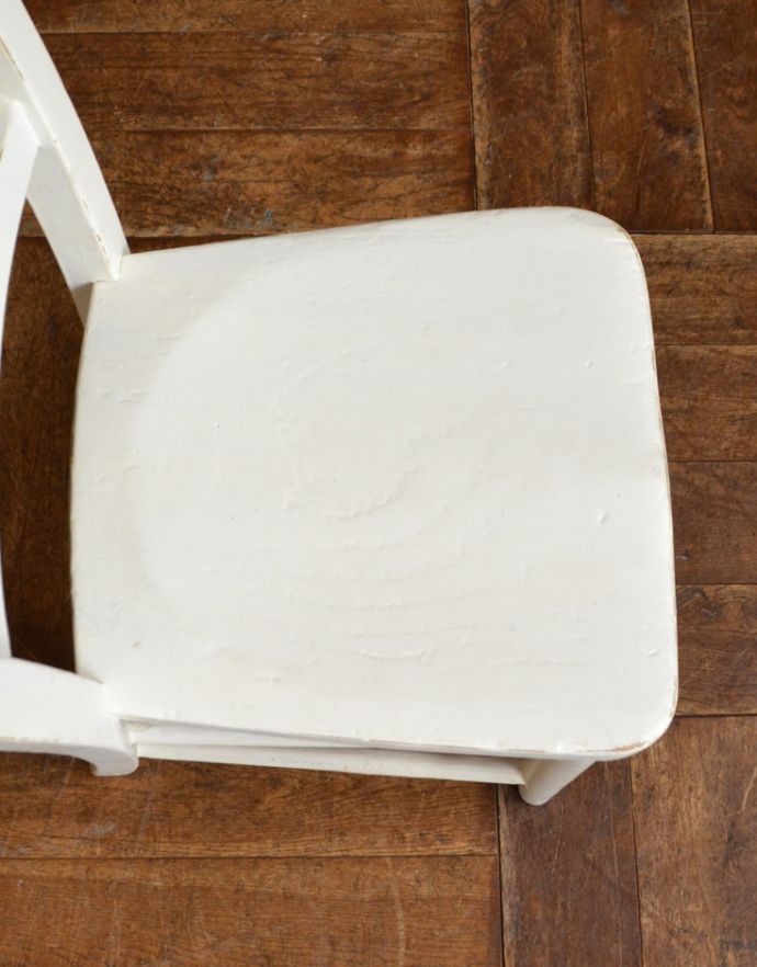 ナチュラルカントリースタイル　アンティーク チェア　ペイントのアンティークチェア、大人も使えるチャイルドチェア。角が丸く作られているので、小さいお子様がいるご家庭でも安心です。(k-1065-c)
