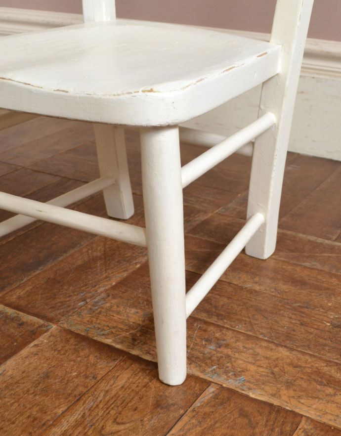 ナチュラルカントリースタイル　アンティーク チェア　ペイントのアンティークチェア、大人も使えるチャイルドチェア。メンテナンスをしっかりしているので大柄な男性でも安心してお掛けください。(k-1065-c)