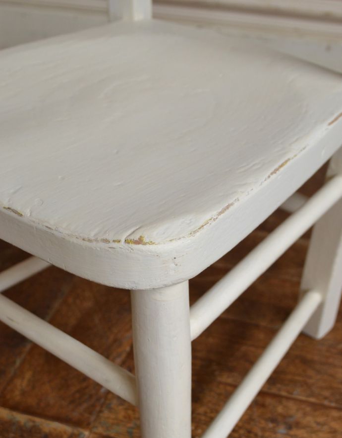 ナチュラルカントリースタイル　アンティーク チェア　ペイントのアンティークチェア、大人も使えるチャイルドチェア。アンティークは新品ではないので、経年変化によるキズはありますが、専門の職人によって目立たないようにキレイにお直しをしています。(k-1065-c)