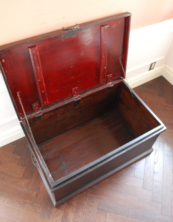 ブランケットボックス・収納ボックス アンティーク家具 パイン材のアンティーク家具、ブラックペイントのブランケットボックス。実用的にタオルや衣類を入れて頂けます。(k-1066-f)