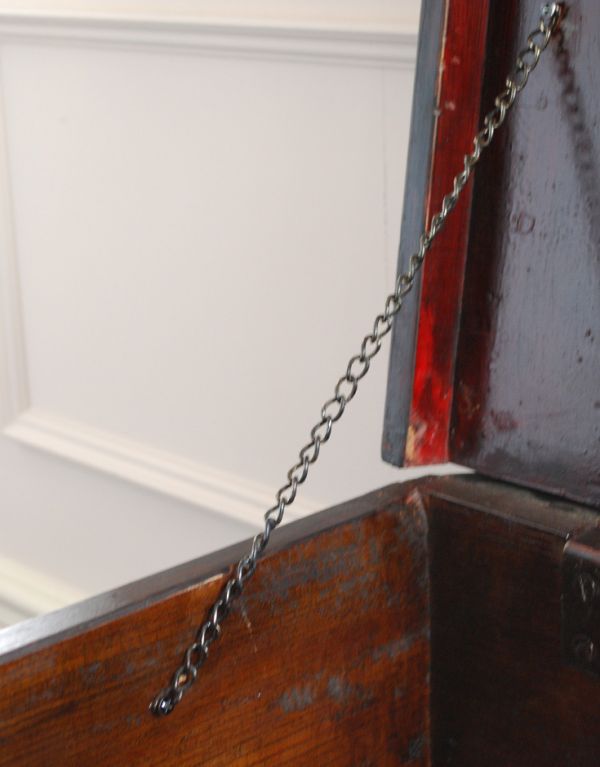 ブランケットボックス・収納ボックス アンティーク家具 パイン材のアンティーク家具、ブラックペイントのブランケットボックス。蓋と箱はチェーンでつながっています。(k-1066-f)