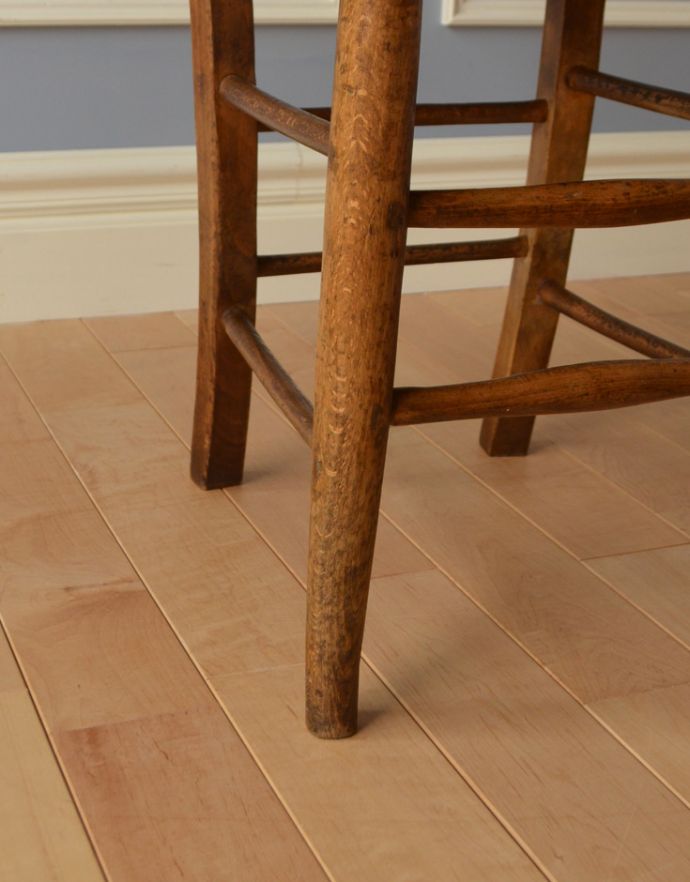 キッチンチェア アンティーク チェア アンティークの椅子、シンプルな背もたれの可愛い木製のスクールチェア。きちんとお直ししていますので、大柄な男性でも安心してお掛け下さい。(k-1067-c)