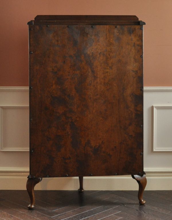 アンティークのキャビネット　アンティーク家具　シャープな輪郭の英国のアンティークガラスキャビネット（ショーケース）。キチンとメンテナンスしてあるので、裏側もキレイです。(k-1067-f)