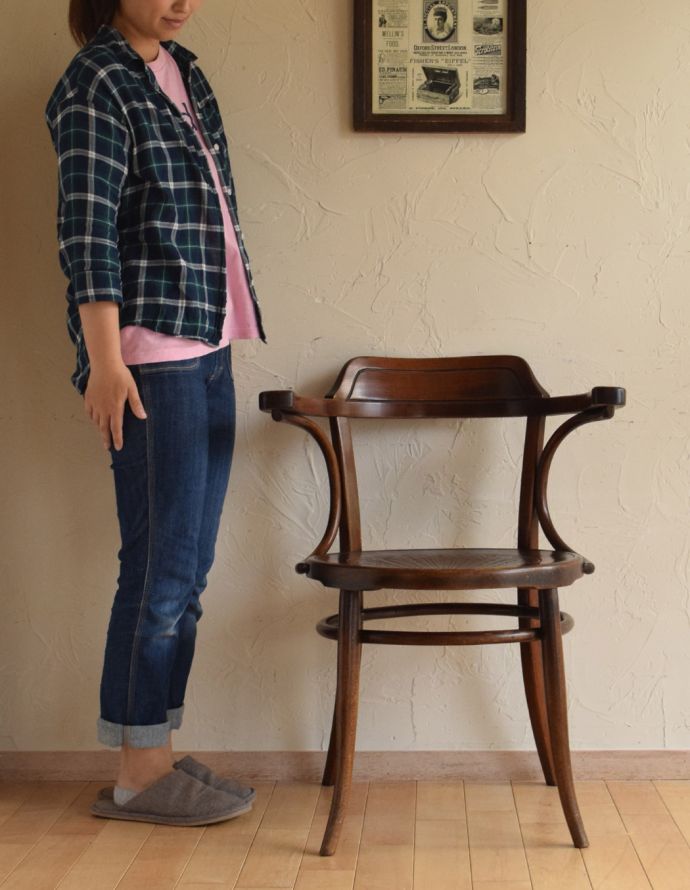 ダイニングチェア　アンティーク チェア　カフェでも使われているアンティーク英国の椅子、アーム付きのベントウッドアームチェア。ゆったりとした掛け心地のアーム付きベントウッドチェア！お部屋に飾っておいてもオシャレなアイテムです。(k-1068-c)