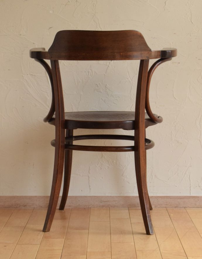 ダイニングチェア　アンティーク チェア　カフェでも使われているアンティーク英国の椅子、アーム付きのベントウッドアームチェア。後姿もスマートでカッコいいです。(k-1068-c)