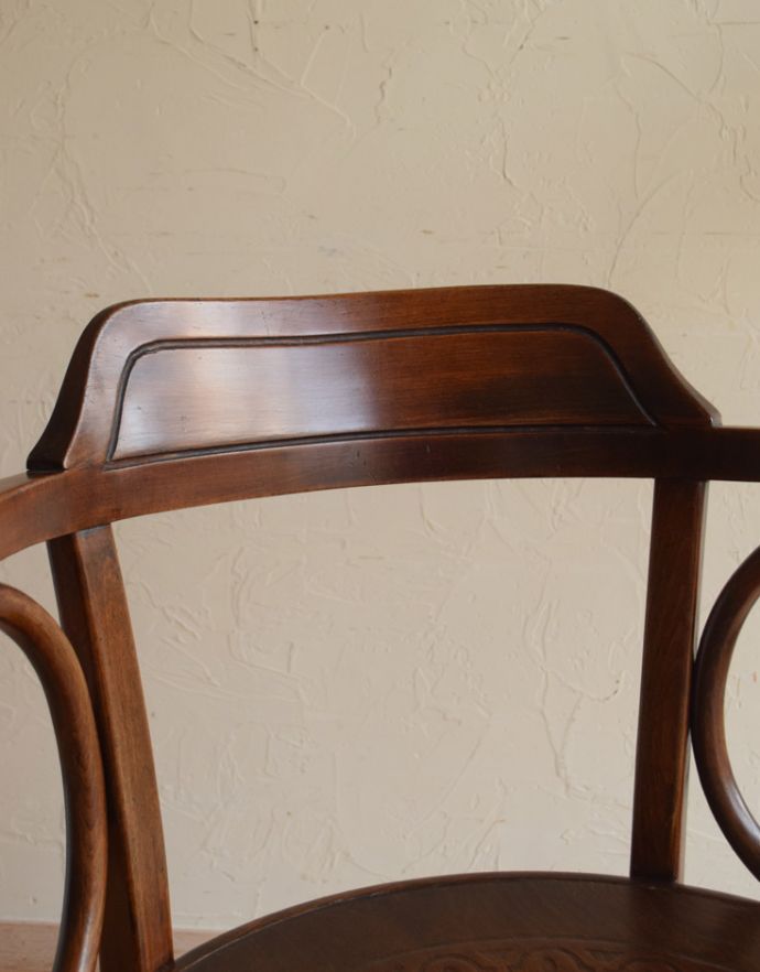 ダイニングチェア　アンティーク チェア　カフェでも使われているアンティーク英国の椅子、アーム付きのベントウッドアームチェア。背もたれにも曲げ木の技術が活かされています。(k-1068-c)