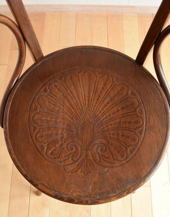 ダイニングチェア　アンティーク チェア　カフェでも使われているアンティーク英国の椅子、アーム付きのベントウッドアームチェア。丸い座面なので、お子様のいるご家庭でも安心です。(k-1068-c)