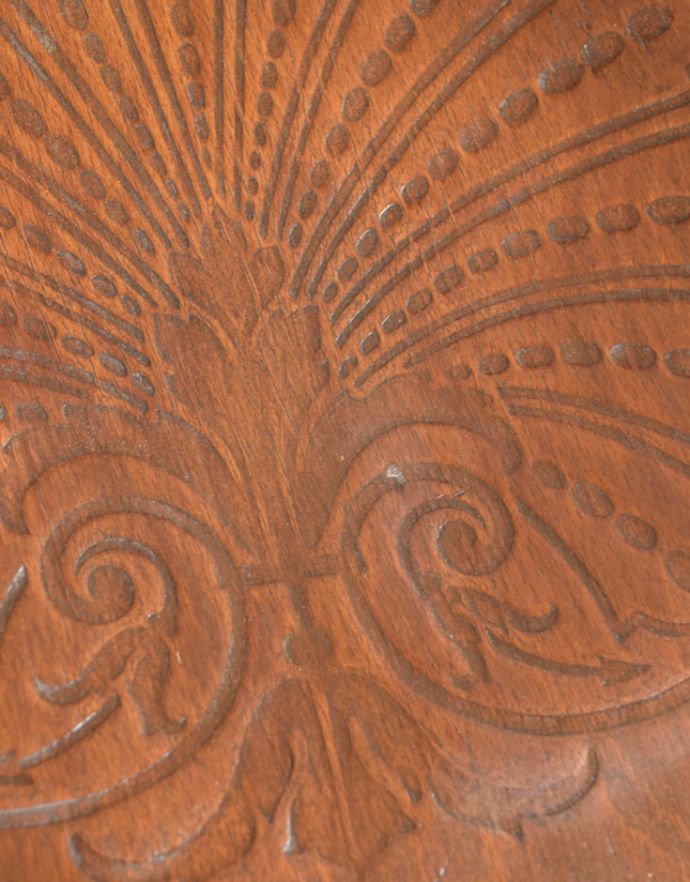 ダイニングチェア　アンティーク チェア　カフェでも使われているアンティーク英国の椅子、アーム付きのベントウッドアームチェア。座面にはさりげなく美しい模様が描かれています。(k-1068-c)