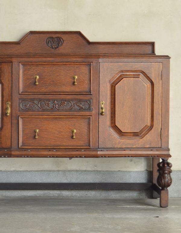 アンティークのキャビネット　アンティーク家具　素敵なワイントレーが付いた大人の英国家具、アンティークのサイドボード。美しい装飾が施されたサイドボード。(k-1068-f)