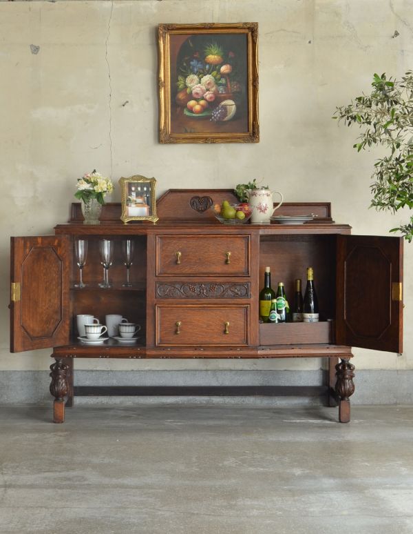 アンティークのキャビネット　アンティーク家具　素敵なワイントレーが付いた大人の英国家具、アンティークのサイドボード。扉の奥には見せたくないものを収納できます！生活感のあるものは、引き出しと扉の奥に何でも収納しちゃいましょう。(k-1068-f)