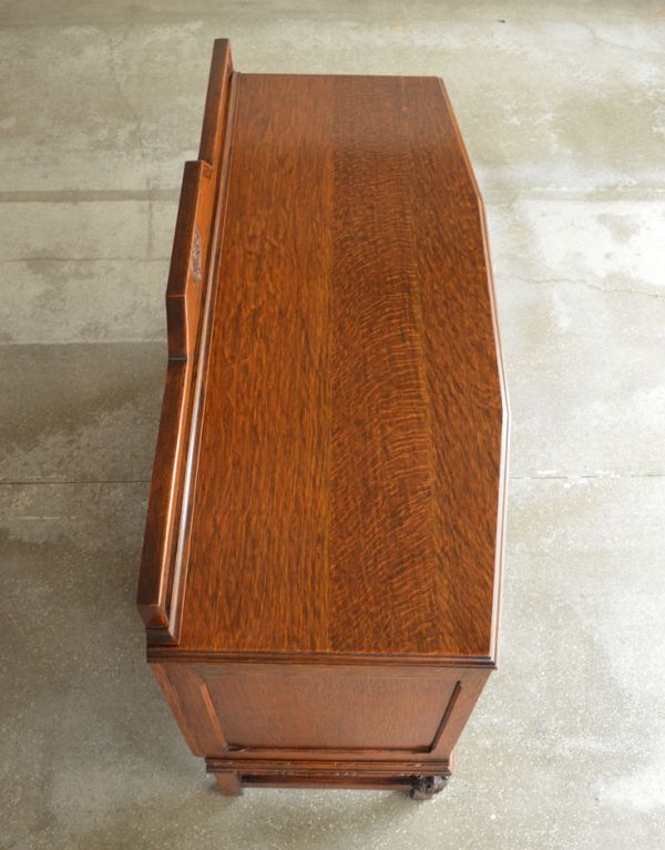 アンティークのキャビネット　アンティーク家具　素敵なワイントレーが付いた大人の英国家具、アンティークのサイドボード。天板もピカピカにお直ししました。(k-1068-f)