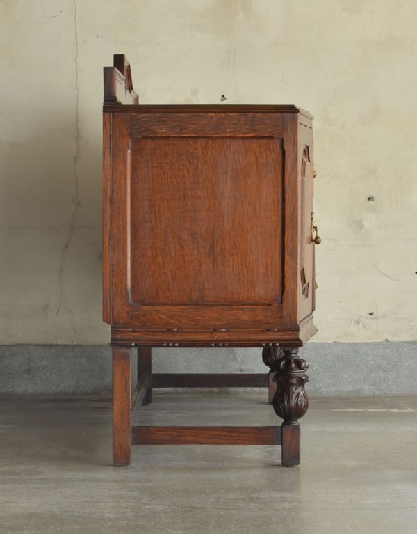 アンティークのキャビネット　アンティーク家具　素敵なワイントレーが付いた大人の英国家具、アンティークのサイドボード。脚が長くてスッキリと見えるデザインのサイドボードです。(k-1068-f)
