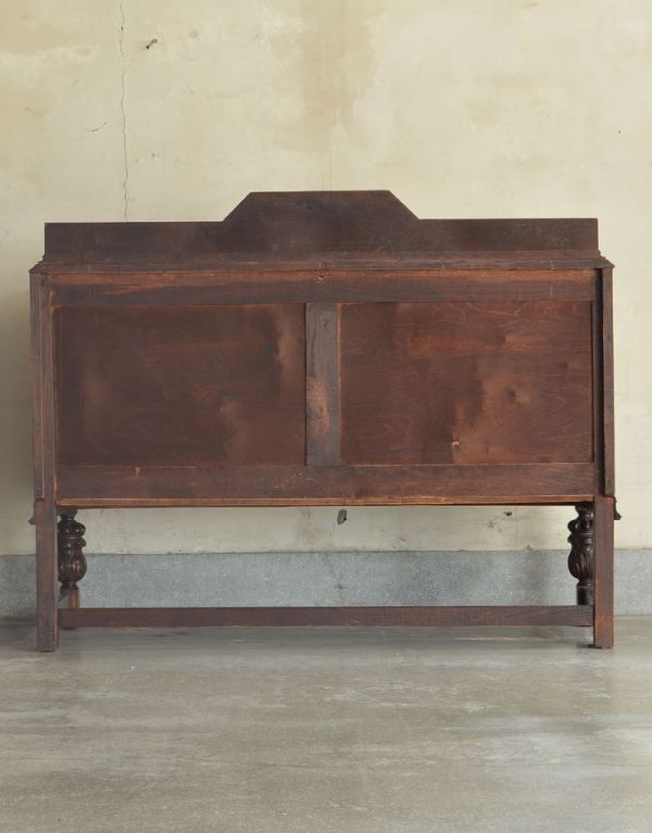 アンティークのキャビネット　アンティーク家具　素敵なワイントレーが付いた大人の英国家具、アンティークのサイドボード。キチンとメンテナンスしてあるので、裏側もキレイです。(k-1068-f)