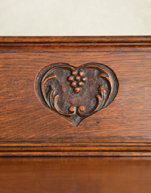 アンティークのキャビネット　アンティーク家具　素敵なワイントレーが付いた大人の英国家具、アンティークのサイドボード。ハートの彫が珍しい。(k-1068-f)
