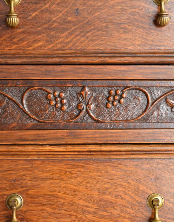 アンティークのキャビネット　アンティーク家具　素敵なワイントレーが付いた大人の英国家具、アンティークのサイドボード。中央にも植物モチーフの彫。(k-1068-f)