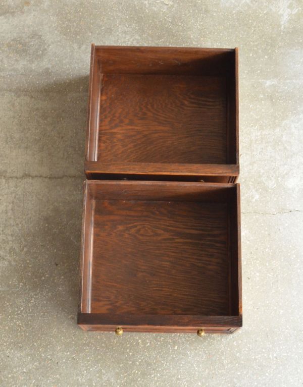 アンティークのキャビネット　アンティーク家具　素敵なワイントレーが付いた大人の英国家具、アンティークのサイドボード。引き出しは２杯。(k-1068-f)