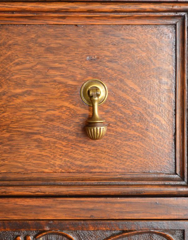 アンティークのキャビネット　アンティーク家具　素敵なワイントレーが付いた大人の英国家具、アンティークのサイドボード。ドロップ形がオシャレな引き出しの取っ手です。(k-1068-f)