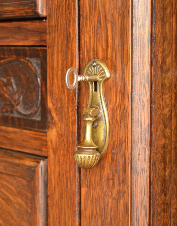 アンティークのキャビネット　アンティーク家具　素敵なワイントレーが付いた大人の英国家具、アンティークのサイドボード。扉の取っ手です。(k-1068-f)