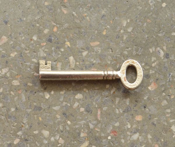 アンティークのキャビネット　アンティーク家具　素敵なワイントレーが付いた大人の英国家具、アンティークのサイドボード。アンティークの鍵をいっしょにお届けします。(k-1068-f)