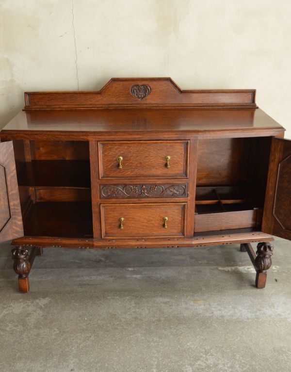 アンティークのキャビネット　アンティーク家具　素敵なワイントレーが付いた大人の英国家具、アンティークのサイドボード。内側もキレイな状態です。(k-1068-f)