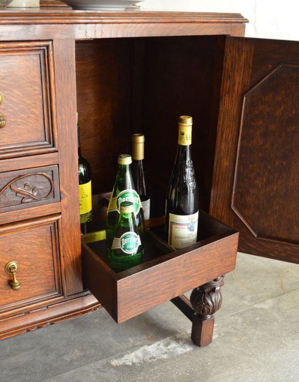 アンティークのキャビネット　アンティーク家具　素敵なワイントレーが付いた大人の英国家具、アンティークのサイドボード。ワイン立てが付いている粋なキャビネットです。(k-1068-f)