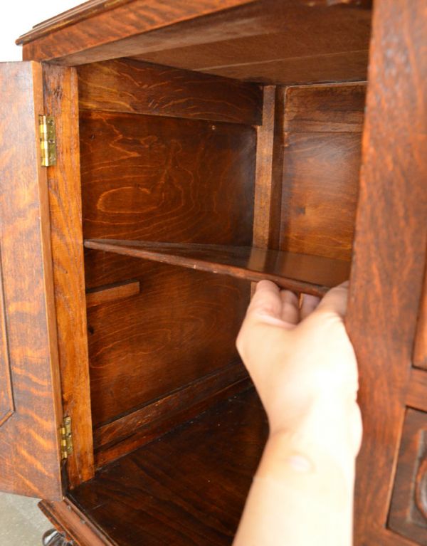 アンティークのキャビネット　アンティーク家具　素敵なワイントレーが付いた大人の英国家具、アンティークのサイドボード。左扉内の棚板は可動します。(k-1068-f)