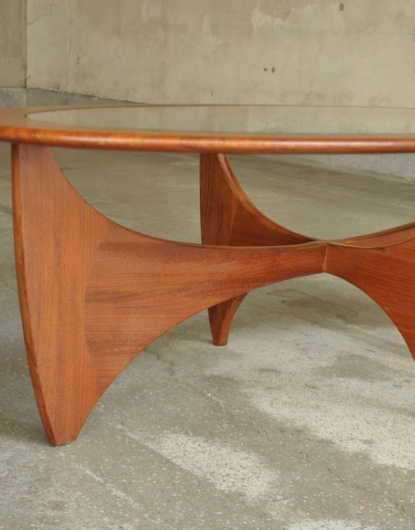 アンティーク家具　ヴィンテージの北欧家具、ガラス天板のGプランのコーヒーテーブル。脚のデザインがスタイリッシュでかっこいい！きちんと支えますのでご安心ください。(k-1070-f)