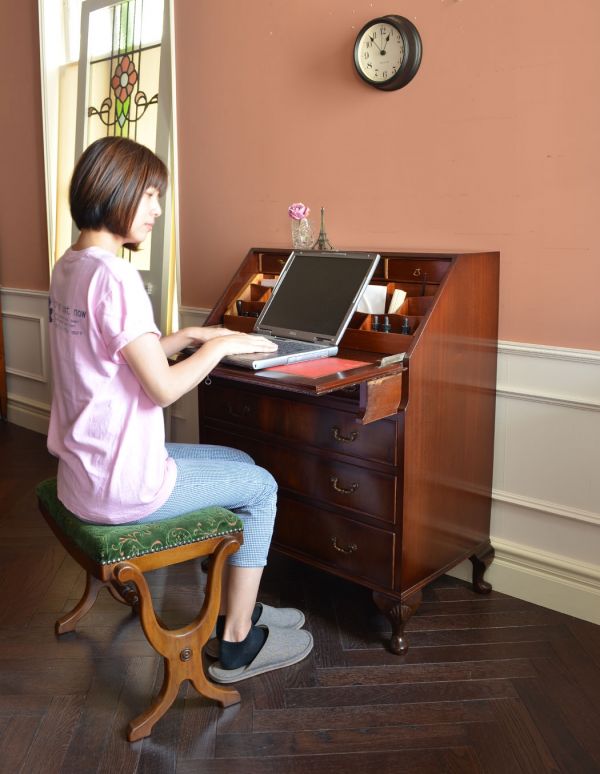 アンティーク家具 英国のアンティーク家具、高級マホガニー材のおしゃれなビューロー。落ち着いた雰囲気のビューロー。(k-1071-f)