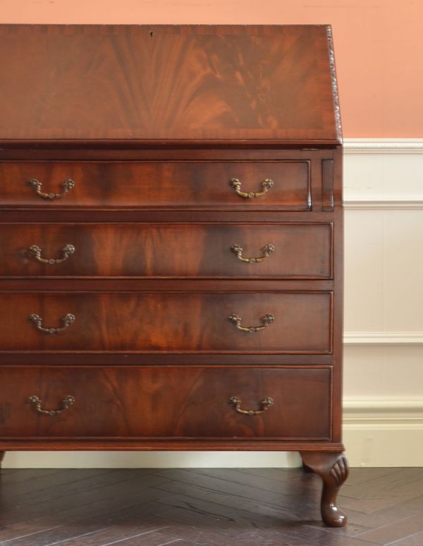 アンティーク家具 英国のアンティーク家具、高級マホガニー材のおしゃれなビューロー。マホガニー材の木目を贅沢な程に堪能できます。(k-1071-f)