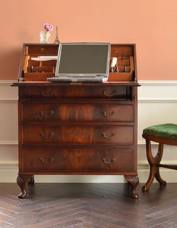 アンティーク家具 英国のアンティーク家具、高級マホガニー材のおしゃれなビューロー。開いたままでもオシャレです。(k-1071-f)