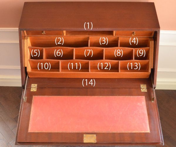 アンティーク家具 英国のアンティーク家具、高級マホガニー材のおしゃれなビューロー。棚に化粧品を片付ければ、奥様のドレッサー代わりにもなりますよ。(k-1071-f)