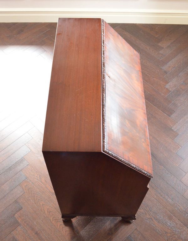 アンティーク家具 英国のアンティーク家具、高級マホガニー材のおしゃれなビューロー。天板もピカピカにお直ししました。(k-1071-f)