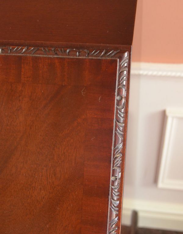アンティーク家具 英国のアンティーク家具、高級マホガニー材のおしゃれなビューロー。縁は美しい彫で飾られています。(k-1071-f)