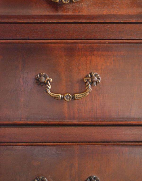 アンティーク家具 英国のアンティーク家具、高級マホガニー材のおしゃれなビューロー。アンティークならではのお洒落な取っ手。(k-1071-f)