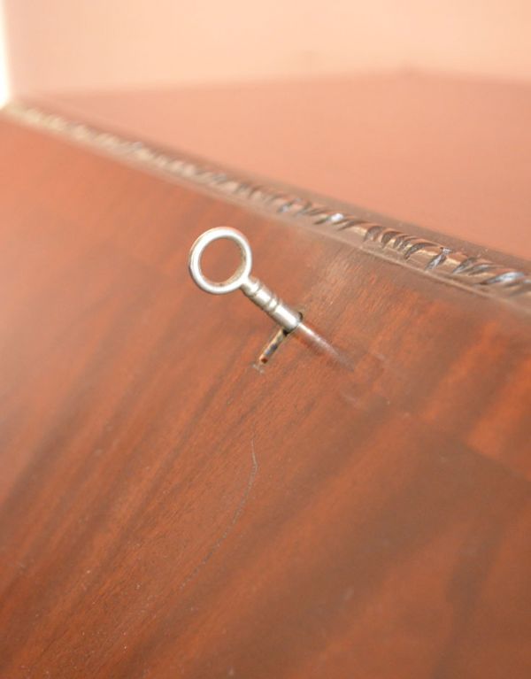 アンティーク家具 英国のアンティーク家具、高級マホガニー材のおしゃれなビューロー。ビューローの取っ手は鍵です。(k-1071-f)