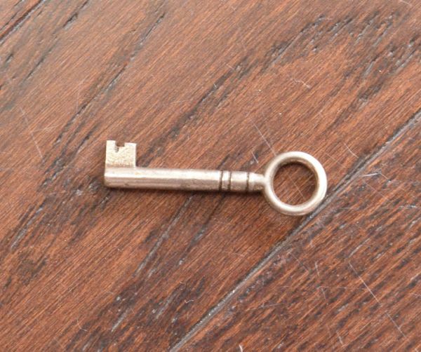 アンティーク家具 英国のアンティーク家具、高級マホガニー材のおしゃれなビューロー。ビューロー用の鍵です。(k-1071-f)
