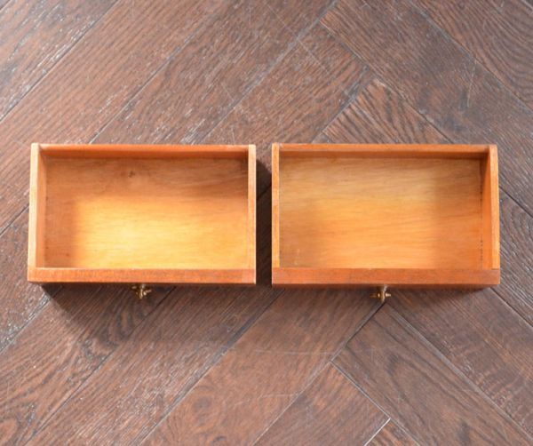 アンティーク家具 英国のアンティーク家具、高級マホガニー材のおしゃれなビューロー。ビューロー内には小さな引き出しが2杯あります。(k-1071-f)