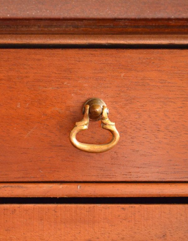 アンティーク家具 英国のアンティーク家具、高級マホガニー材のおしゃれなビューロー。こちらの取っ手は、ビューロー内にある小引き出しの取っ手です。(k-1071-f)