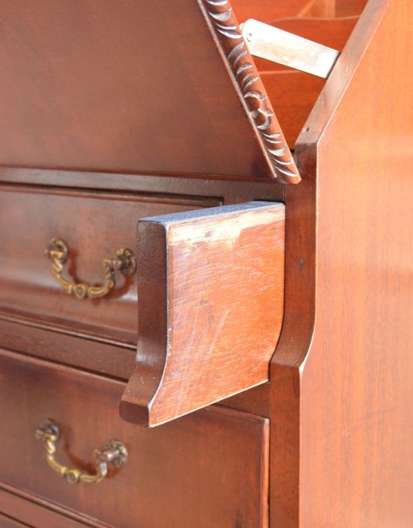 アンティーク家具 英国のアンティーク家具、高級マホガニー材のおしゃれなビューロー。ビューローは支えでしっかり固定されるので、安心してお使いいただけます。(k-1071-f)