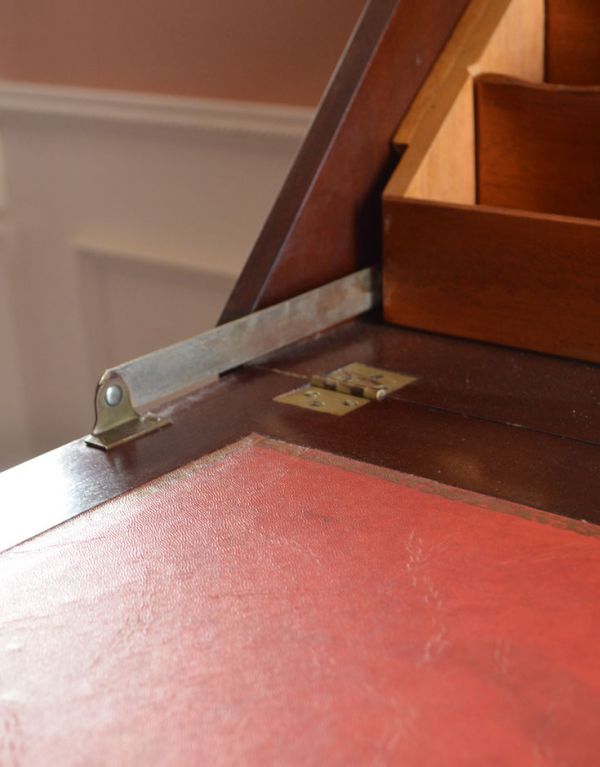 アンティーク家具 英国のアンティーク家具、高級マホガニー材のおしゃれなビューロー。デスクとキャビネットはしっかりと金具でつながっているので、パソコンを置いても大丈夫です。(k-1071-f)