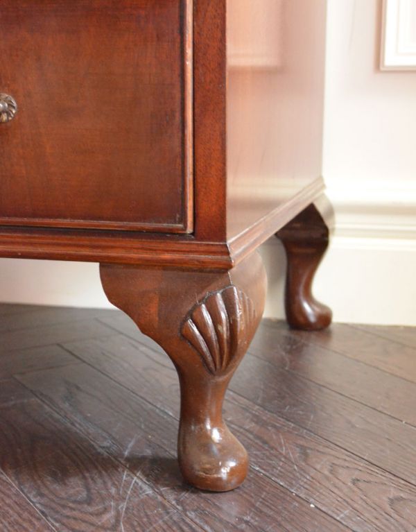 アンティーク家具 英国のアンティーク家具、高級マホガニー材のおしゃれなビューロー。安定感のある脚がしっかり支えます。(k-1071-f)