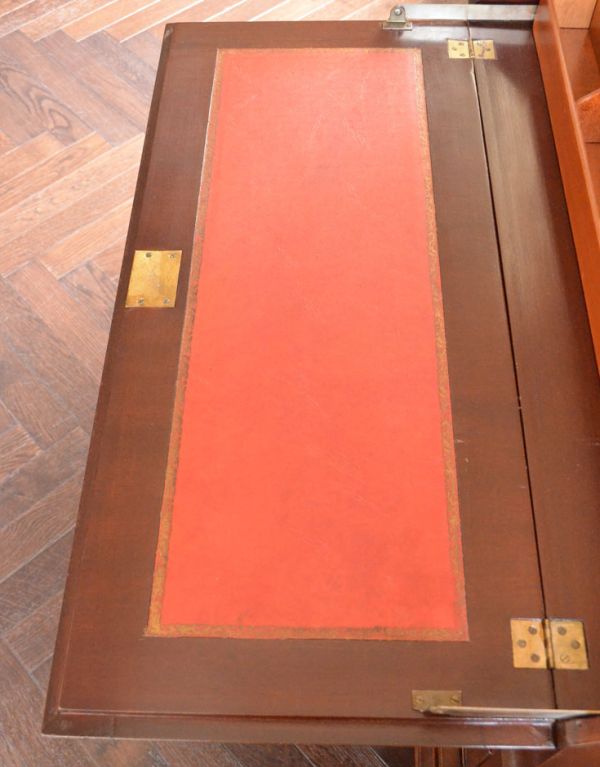 アンティーク家具 英国のアンティーク家具、高級マホガニー材のおしゃれなビューロー。ビューローの天板にはピンクの革が張ってあります。(k-1071-f)