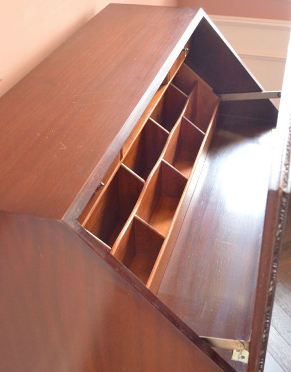 アンティーク家具 英国のアンティーク家具、高級マホガニー材のおしゃれなビューロー。ビューローの棚が、天板を動かすと前後にスライドします。(k-1071-f)