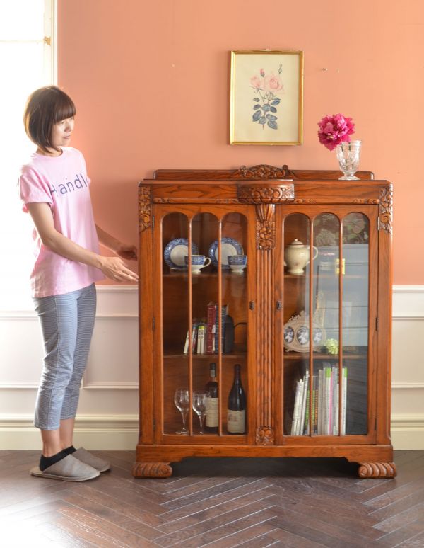 アンティークのキャビネット　アンティーク家具　お花が華やかなアンティークの英国家具、鍵付きのブックケース（本棚）。本棚としてはもちろん、グラスや食器を並べて飾り棚としても素敵ですよ。(k-1072-f)