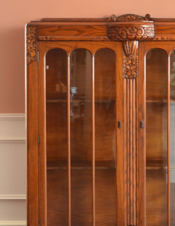 アンティークのキャビネット　アンティーク家具　お花が華やかなアンティークの英国家具、鍵付きのブックケース（本棚）。アンティークのガラスがキレイにはめ込んであります。(k-1072-f)