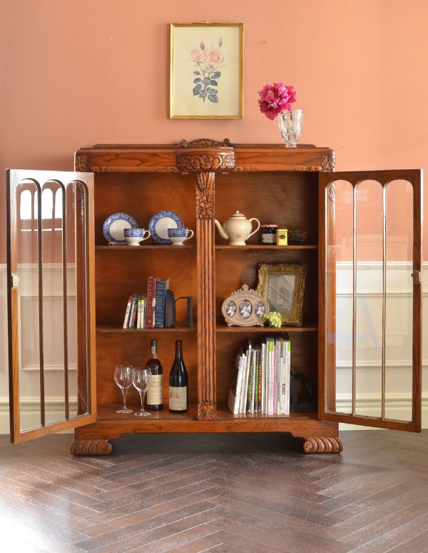 アンティークのキャビネット　アンティーク家具　お花が華やかなアンティークの英国家具、鍵付きのブックケース（本棚）。食器や写真立て、本やDVDなどなど、たくさん飾ればディスプレイの幅が広がります！ガラスが大きいので、中に飾ったものがいい感じに見えてオシャレになります。(k-1072-f)