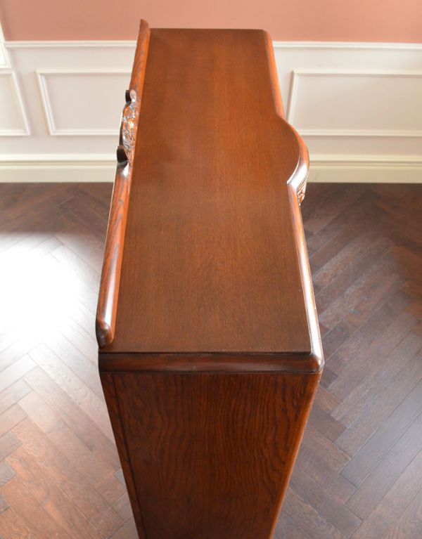 アンティークのキャビネット　アンティーク家具　お花が華やかなアンティークの英国家具、鍵付きのブックケース（本棚）。天板もキレイにお直ししました。(k-1072-f)