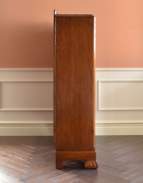 アンティークのキャビネット　アンティーク家具　お花が華やかなアンティークの英国家具、鍵付きのブックケース（本棚）。横から見てもピカピカです。(k-1072-f)